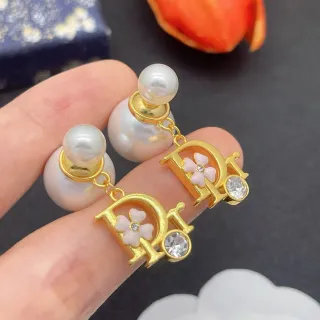 Dior أقراط ستد معدنية ذهبية وردية لؤلؤ