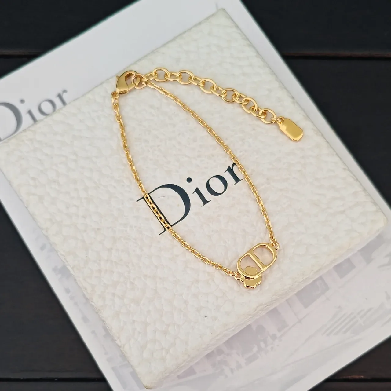 Dior Pulsera Bisel Dorado CD Logo y Charm Trébol de Madreperla 2