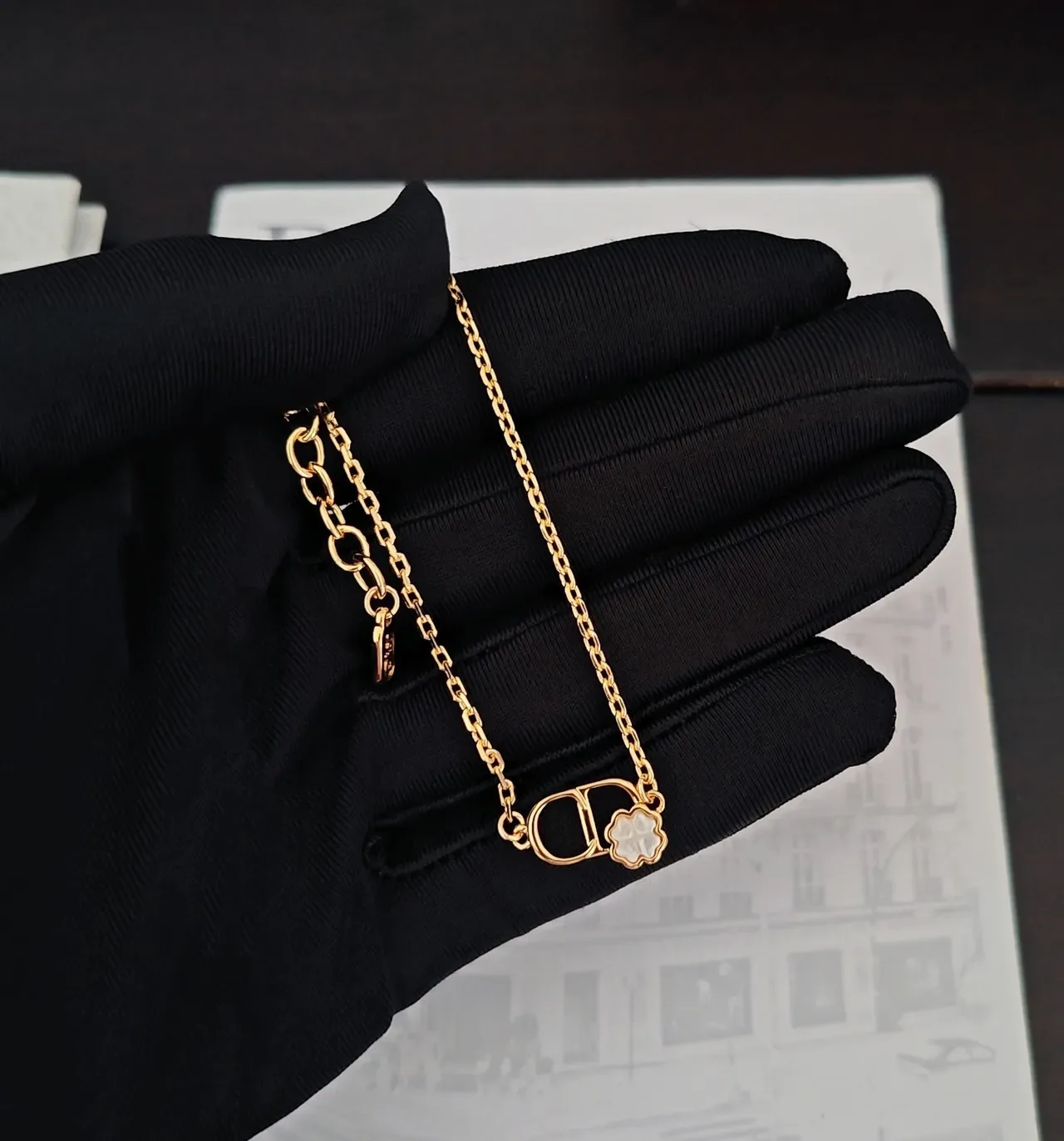 Dior Pulsera Bisel Dorado CD Logo y Charm Trébol de Madreperla 4