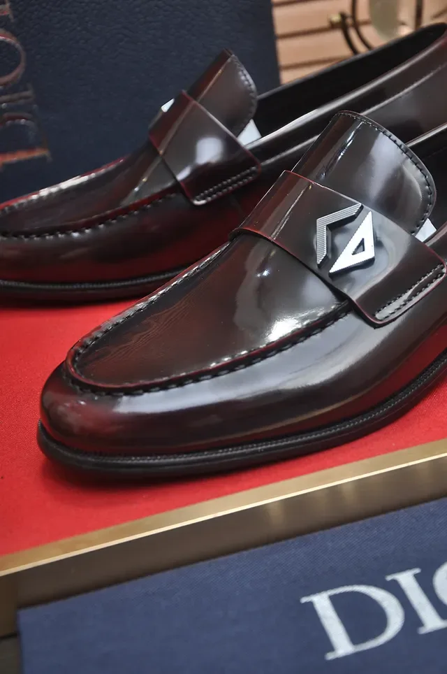 Dior 勃艮第黑漆皮金属Logo牌扣乐福鞋 2