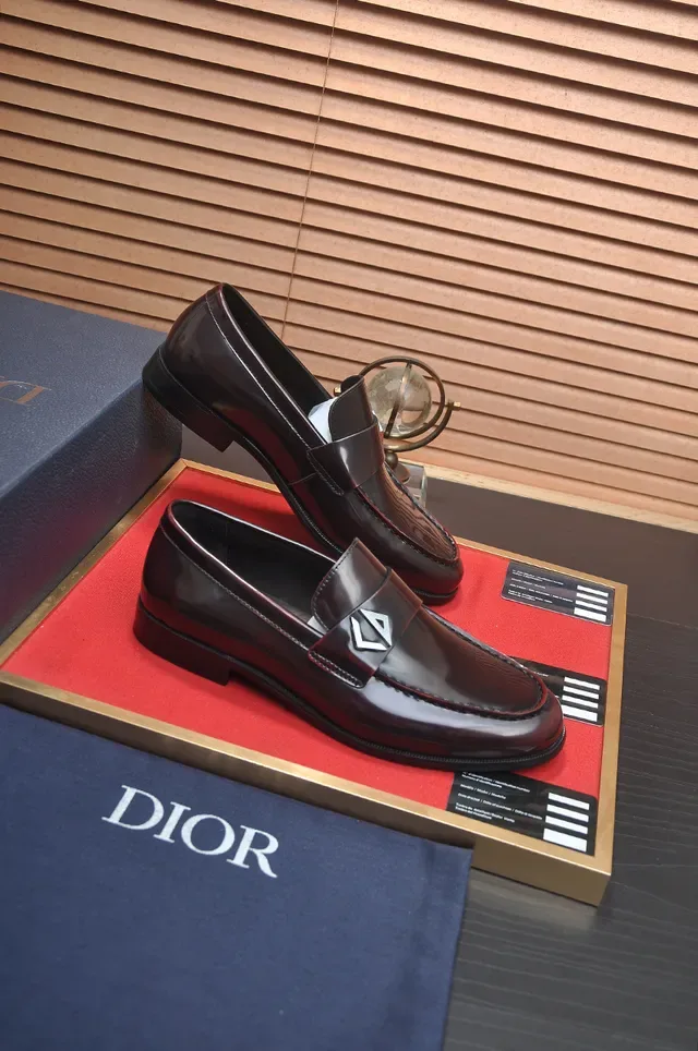Dior 勃艮第黑漆皮金属Logo牌扣乐福鞋 4