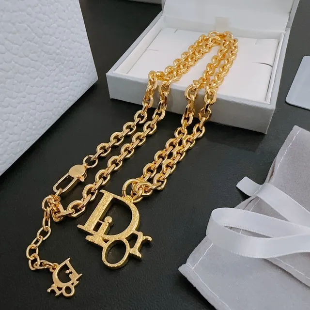 Collier pendentif logo Dior chaîne dorée 3