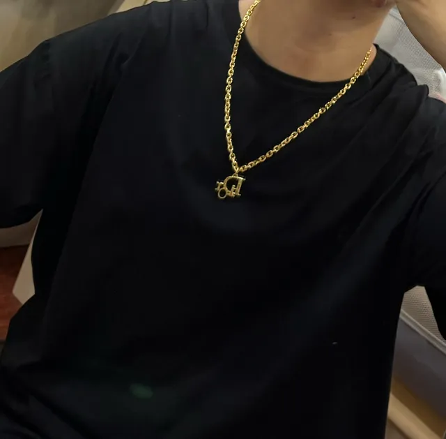 Collier pendentif logo Dior chaîne dorée 4