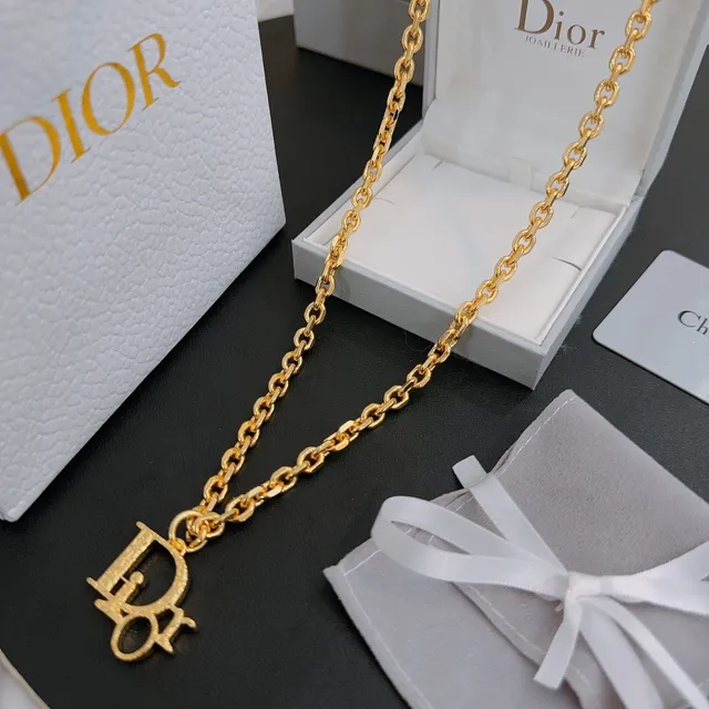 Collier pendentif logo Dior chaîne dorée 5