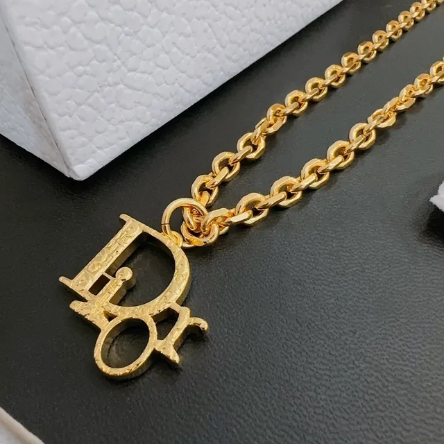 Collier pendentif logo Dior chaîne dorée 7