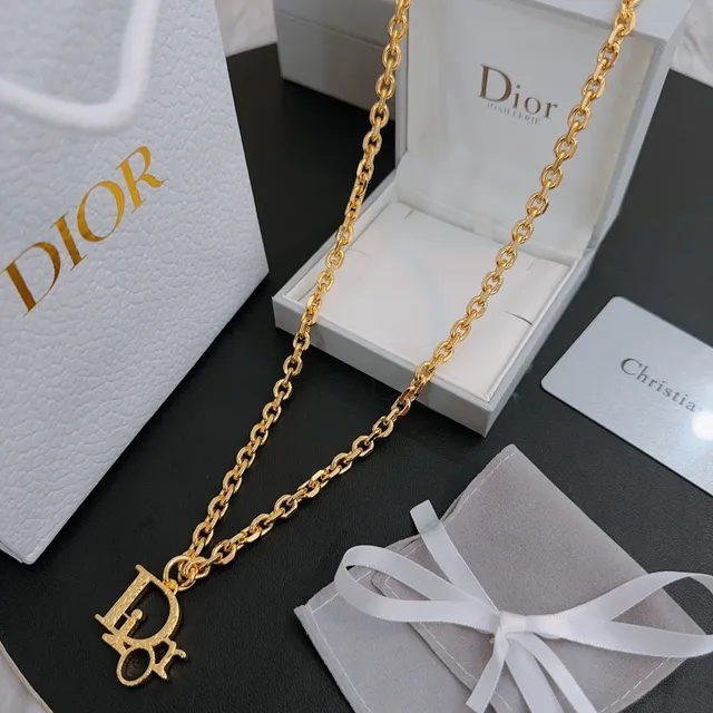 Collier pendentif logo Dior chaîne dorée 9