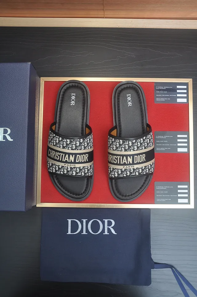 Dior तिरछा मोनोग्राम स्लाइड स्लिपर्स 8