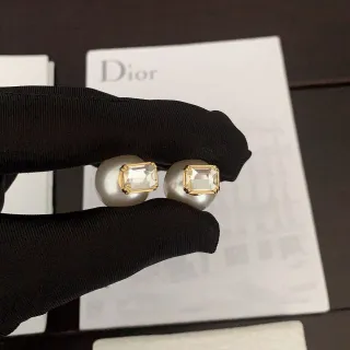 Dior اللؤلؤ والأحجار المستطيلة أقراط دبوس