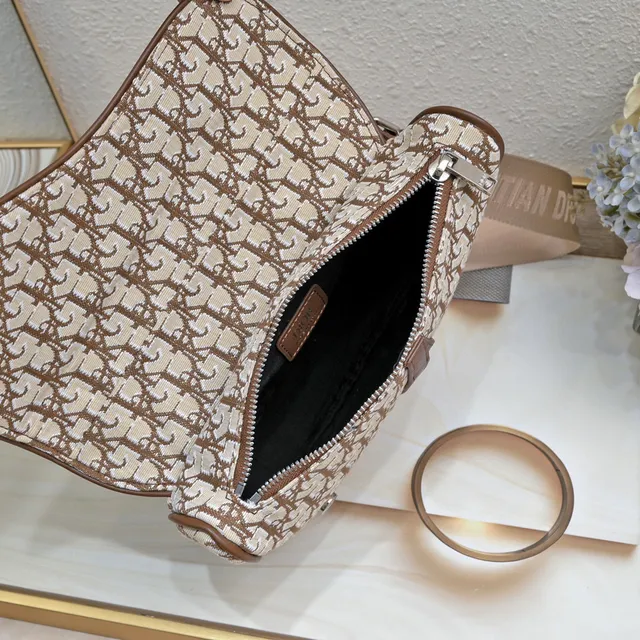 Dior Saddle भेज भूरा मोनोग्रामित कैनवास सिल्हूट सैडल बैग 3