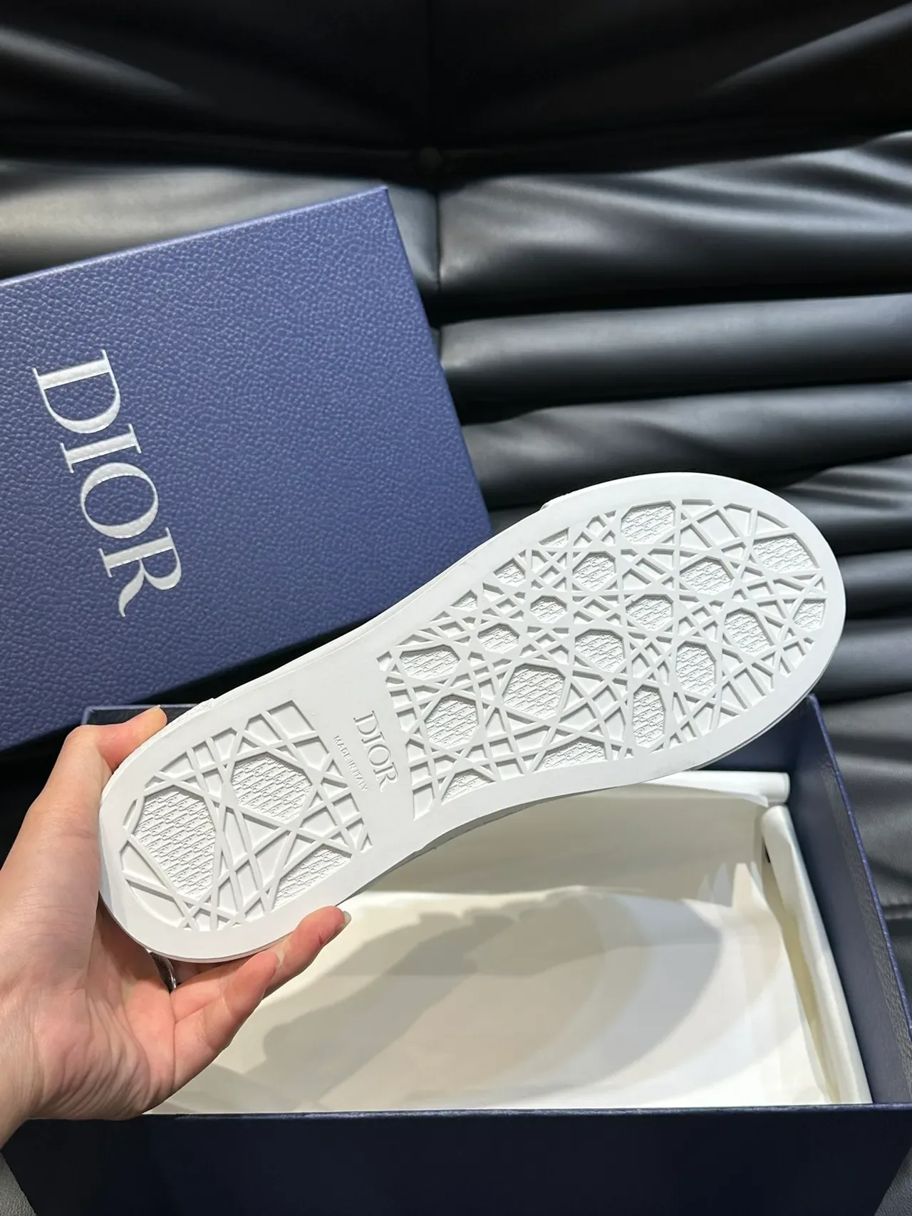 Dior सफेद उभरा हुआ चमड़ा कम टॉप लाइफस्टाइल स्नीकर्स 2