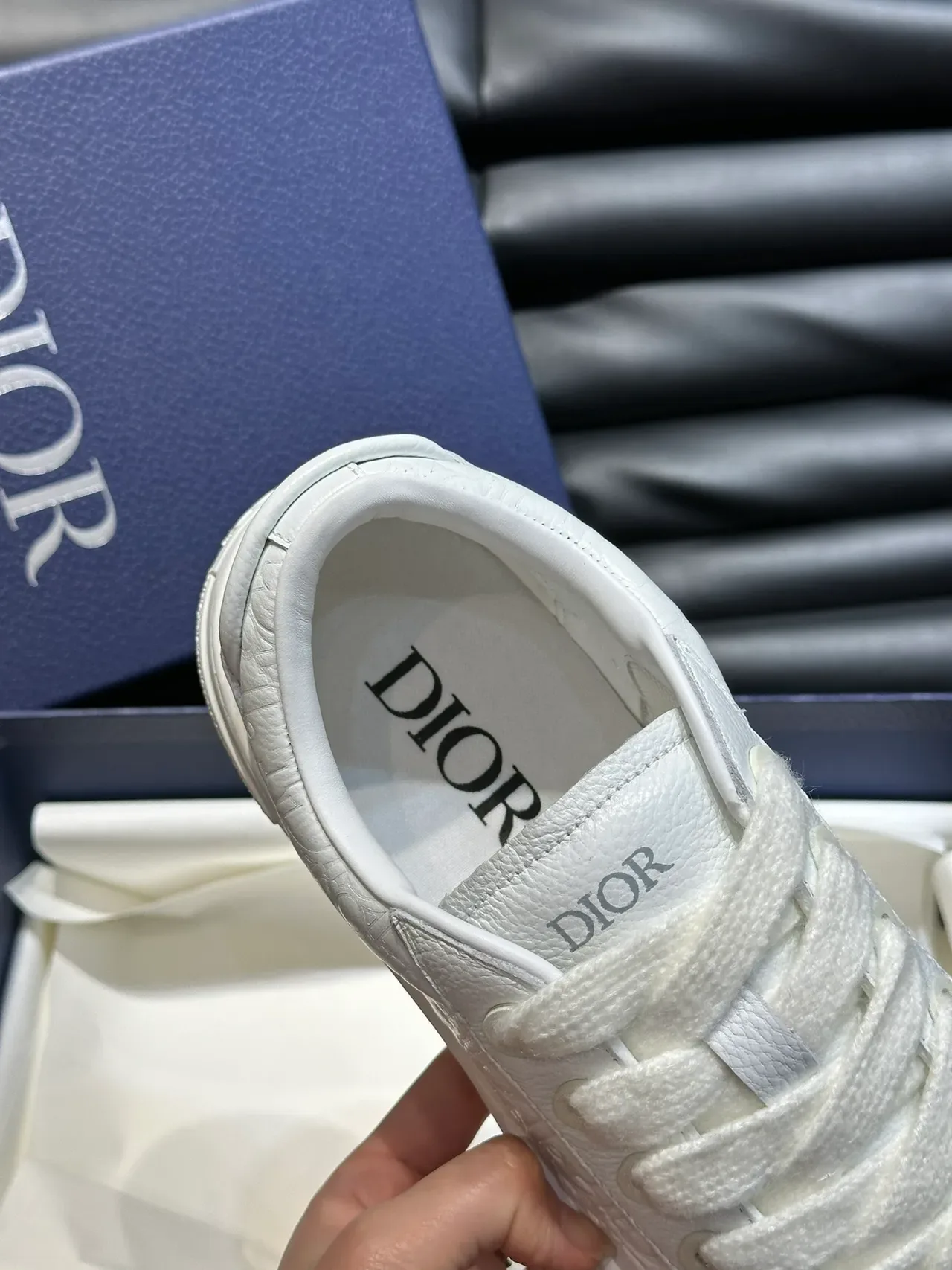 Dior सफेद उभरा हुआ चमड़ा कम टॉप लाइफस्टाइल स्नीकर्स 3