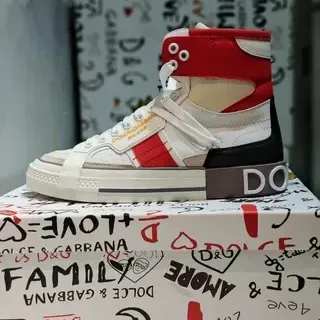Dolce & Gabbana সাদা লাল হাই-টপ অ্যাসিমেট্রিক্যাল স্ট্র্যাপ লাইফস্টাইল স্নিকার