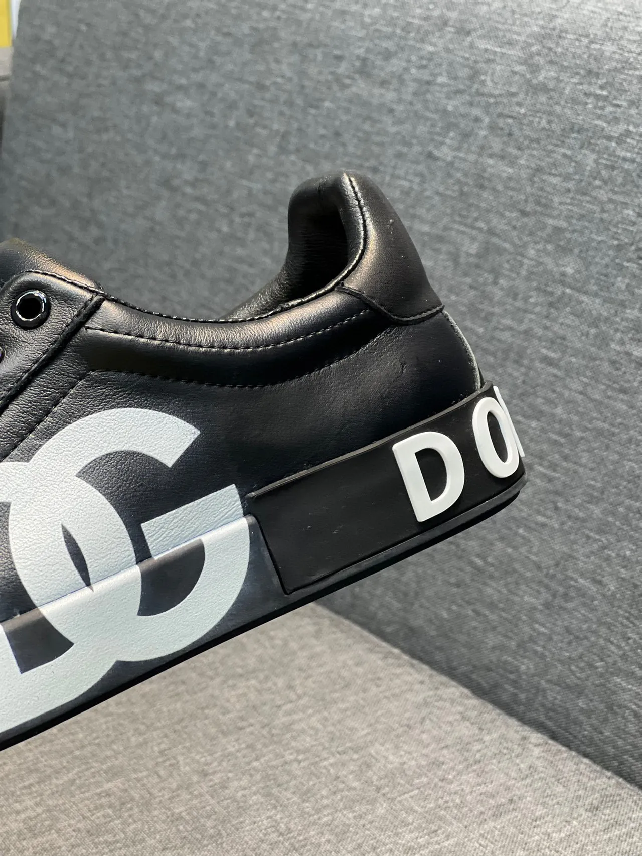 Dolce & Gabbana DG Logo Sneaker Noir et Blanc Cuir Supérieur Oversized Monogram Style de vie Sneakers 2