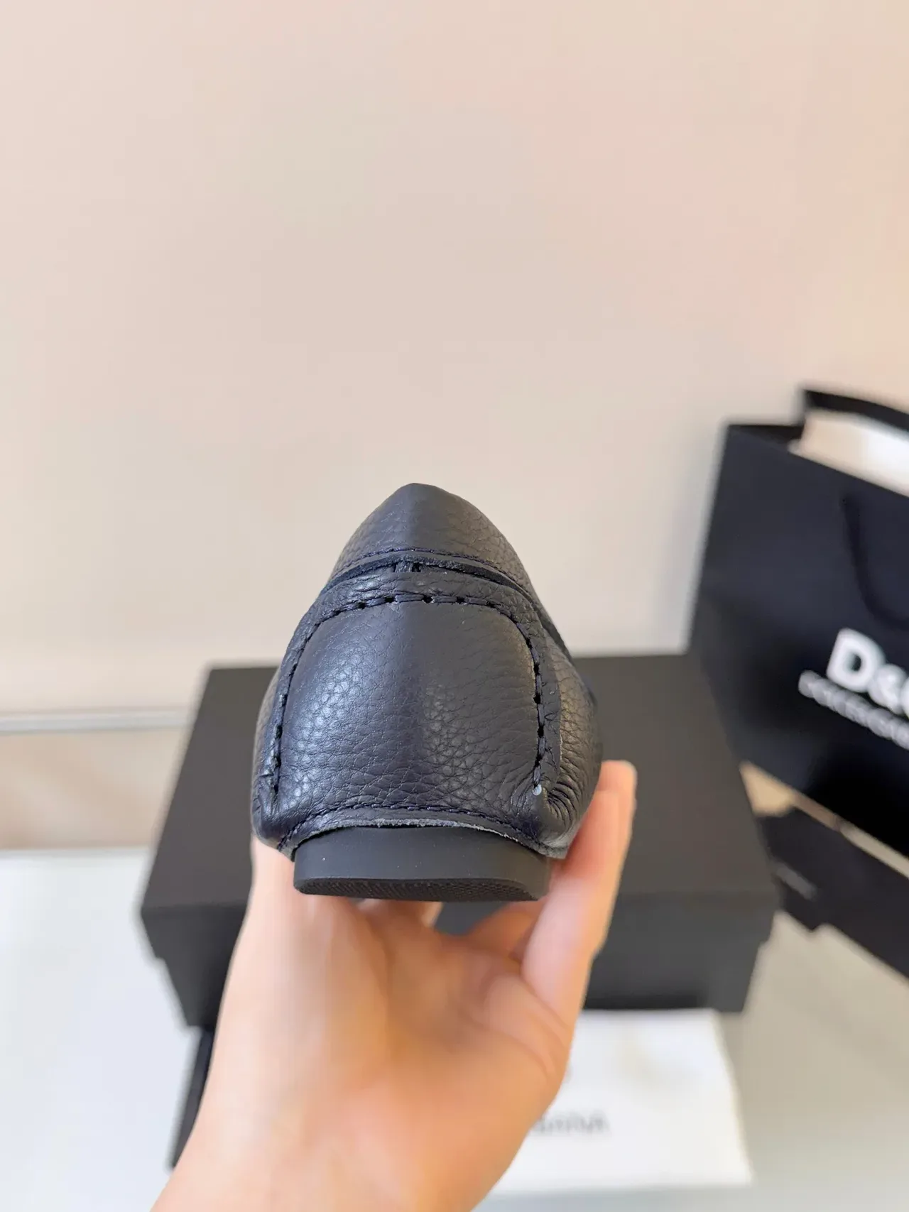 Dolce & Gabbana Portofino أزرق بحري جلد مقشر لوفر 4