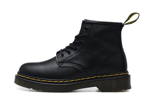 Dr. Martens 1460 Bottes Martin Cuir Noir Grainé Couture Jaune 2