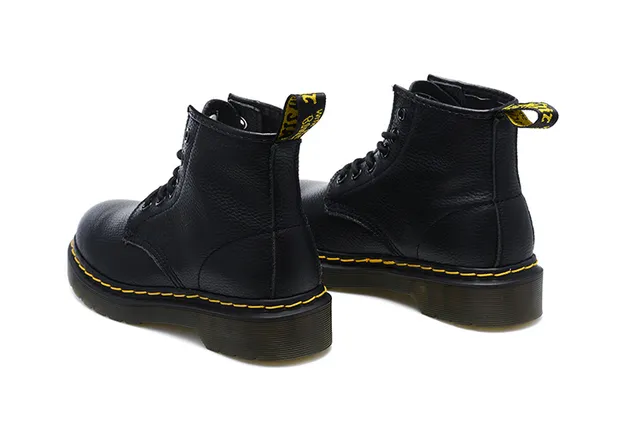 Dr. Martens 1460 Bottes Martin Cuir Noir Grainé Couture Jaune 4