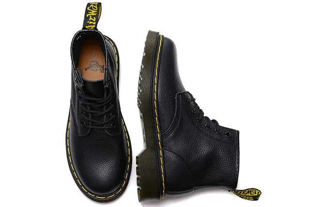 Dr. Martens 1460 Bottes Martin Cuir Noir Grainé Couture Jaune 6
