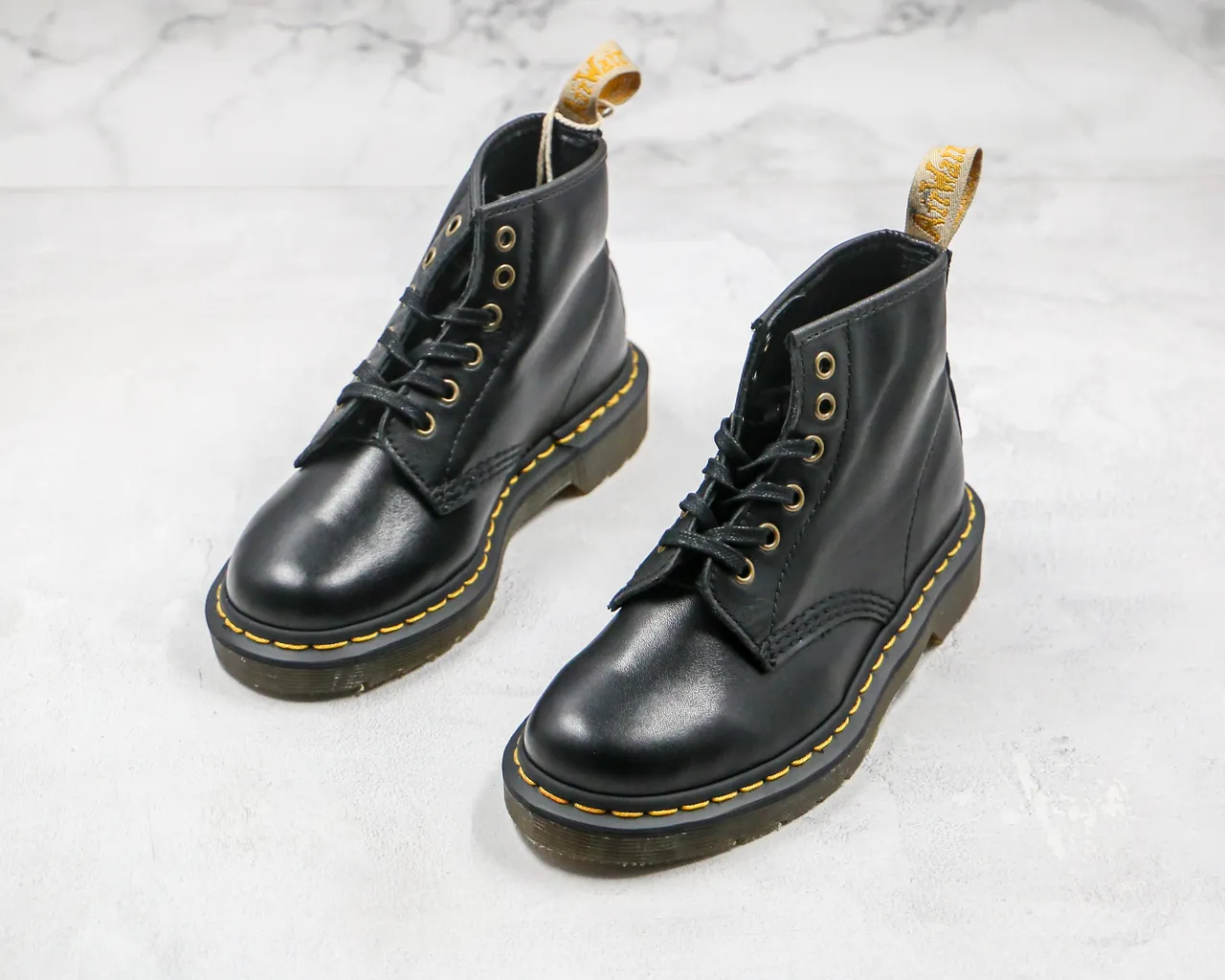 Dr. Martens 1460 কালো মসৃণ চামড়া হলুদ সেলাই মার্টিন বুট 7