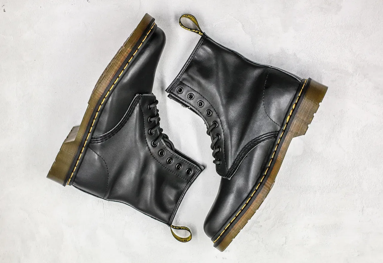 Dr. Martens 1460 أحذية مارتن سوداء جلد ناعم خياطة صفراء 2