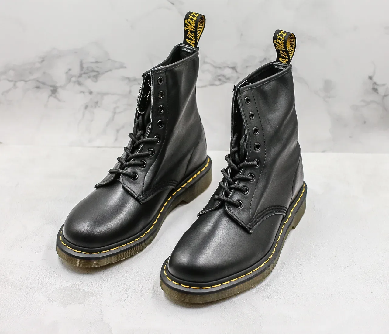 Dr. Martens 1460 أحذية مارتن سوداء جلد ناعم خياطة صفراء 4