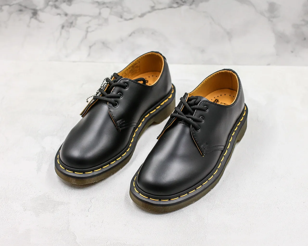 Dr. Martens 1461 Zapatos Oxford de cuero suave con costura de welt en negro y amarillo 4