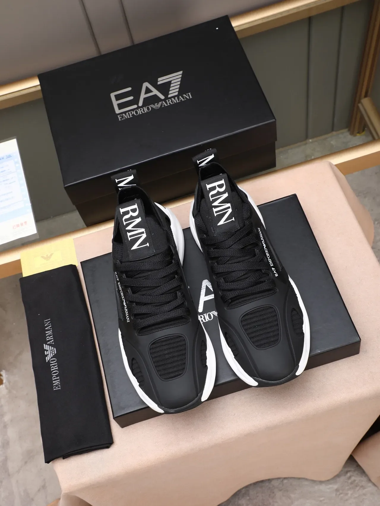 Emporio Armani EA7 Sneakers Noir et Blanc en Maille Style de Vie 3