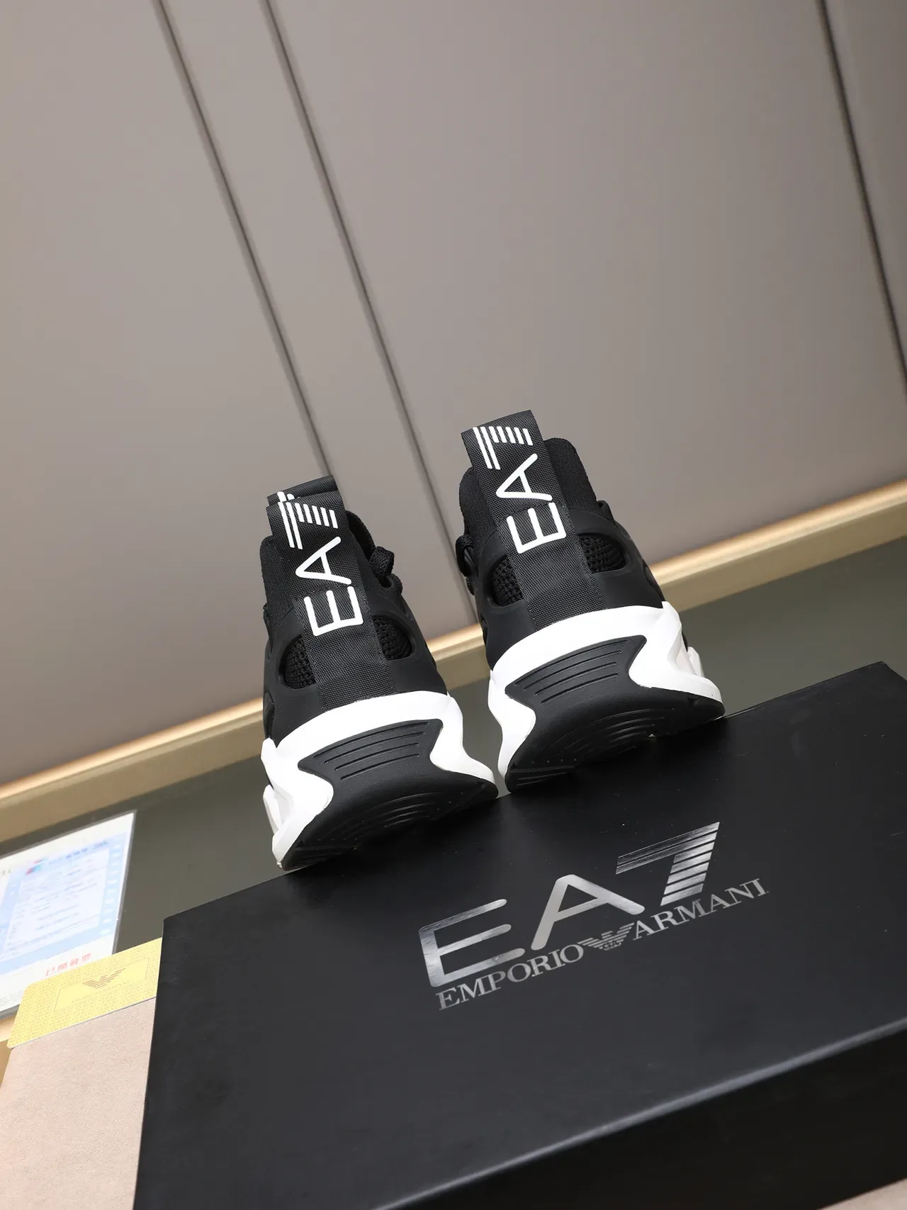 Emporio Armani EA7 Sneakers Noir et Blanc en Maille Style de Vie 4