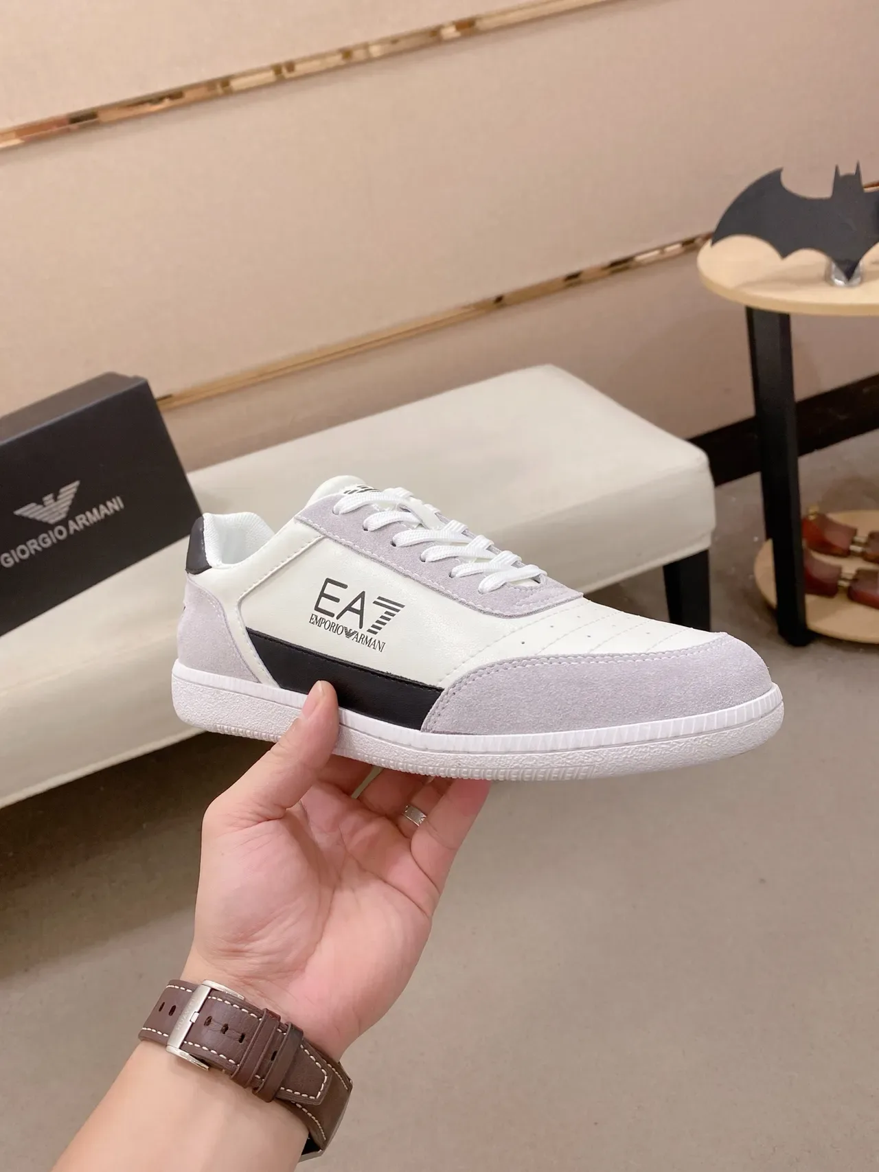 Emporio Armani EA7 Sneakers Lifestyle Blanc et Gris avec Panneaux en Daim 3