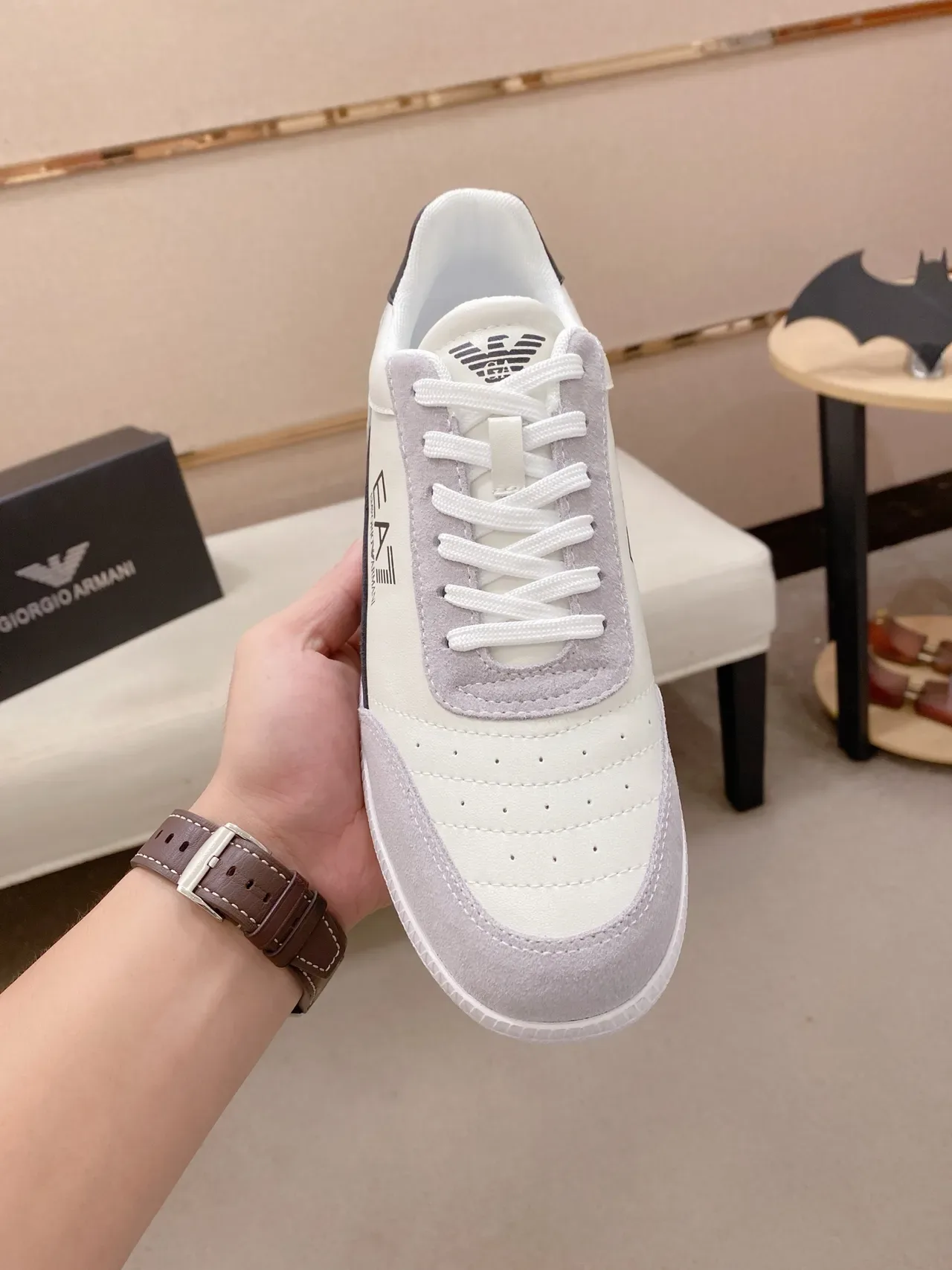 Emporio Armani EA7 Sneakers Lifestyle Blanc et Gris avec Panneaux en Daim 4