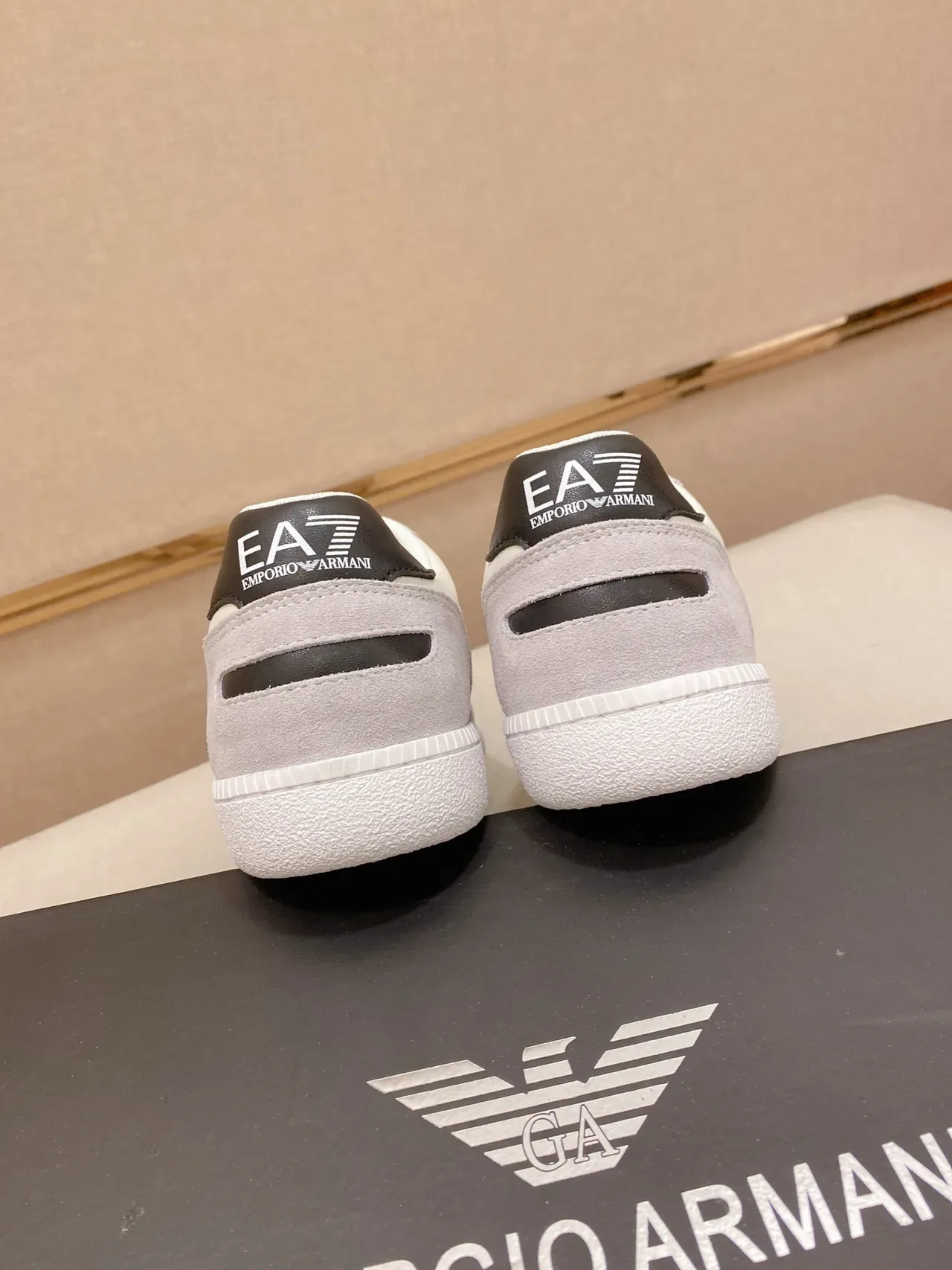 Emporio Armani EA7 Sneakers Lifestyle Blanc et Gris avec Panneaux en Daim 5