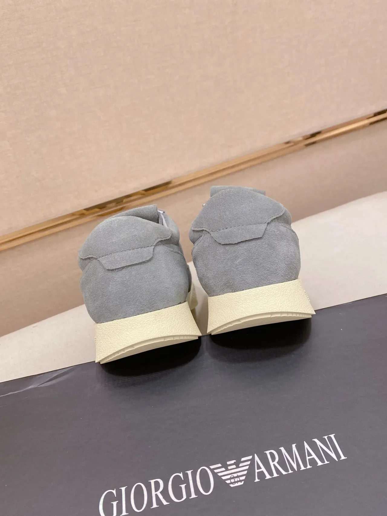 Emporio Armani 灰色麂皮低帮生活休闲鞋 3