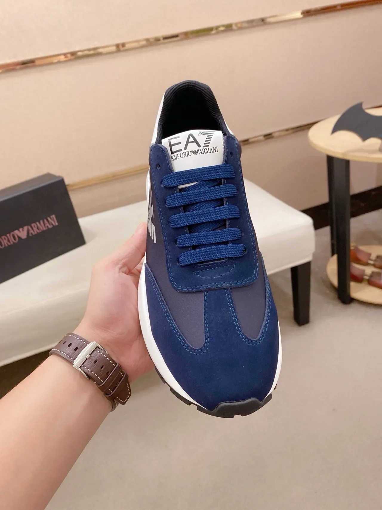 Emporio Armani লাইফস্টাইল স্নিকার নেভি হোয়াইট সুয়েড এবং টেক্সটাইল আপার স্কাল্প্টেড মিডসোল লাইফস্টাইল স্নিকার 2