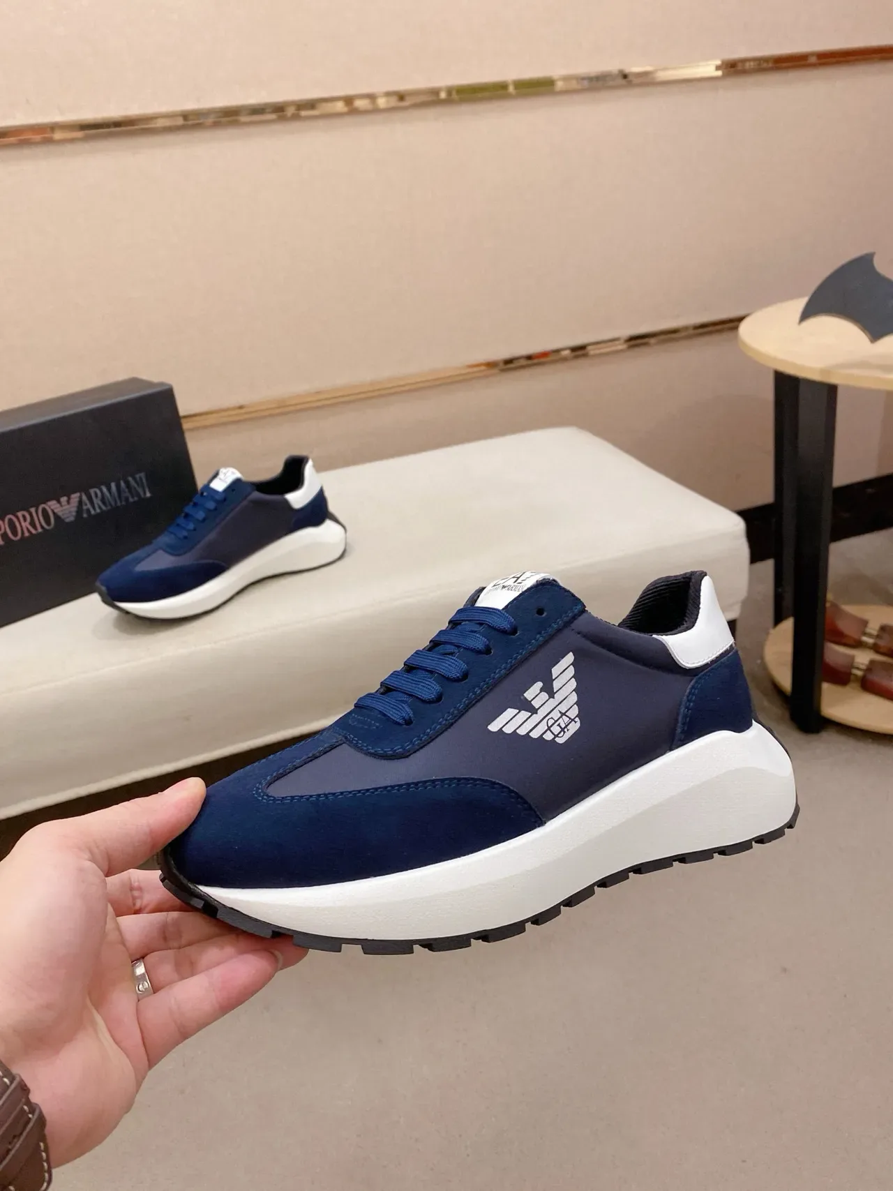 Emporio Armani লাইফস্টাইল স্নিকার নেভি হোয়াইট সুয়েড এবং টেক্সটাইল আপার স্কাল্প্টেড মিডসোল লাইফস্টাইল স্নিকার 3