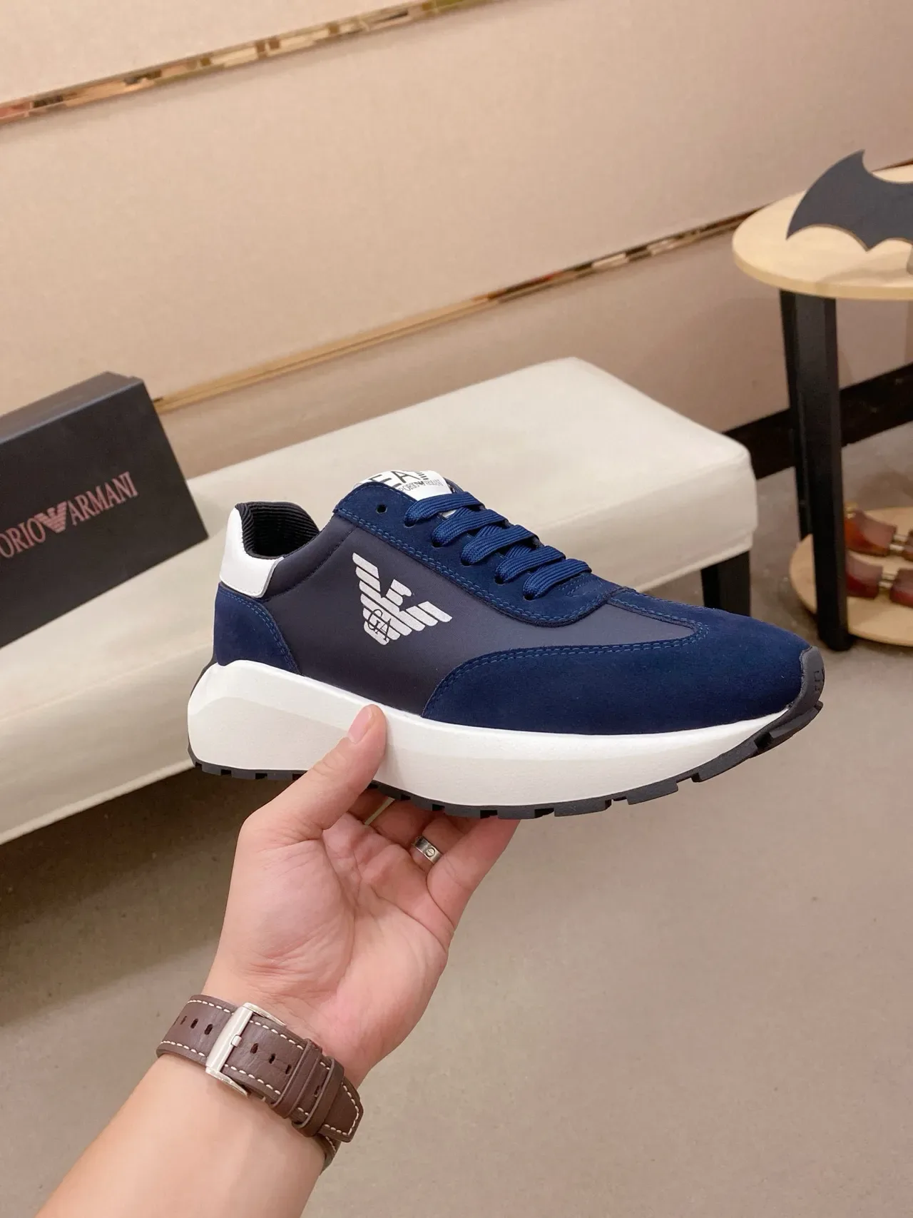 Emporio Armani লাইফস্টাইল স্নিকার নেভি হোয়াইট সুয়েড এবং টেক্সটাইল আপার স্কাল্প্টেড মিডসোল লাইফস্টাইল স্নিকার 4