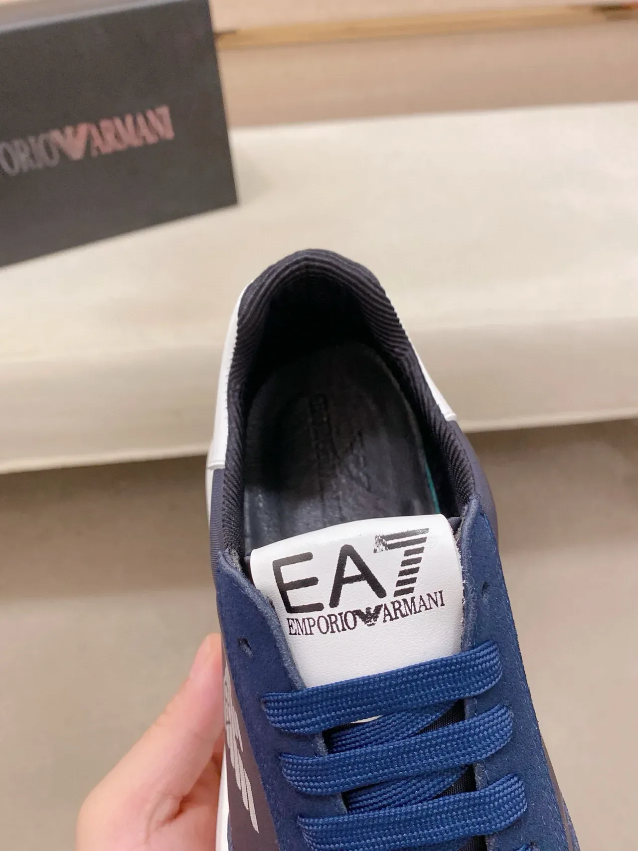 Emporio Armani লাইফস্টাইল স্নিকার নেভি হোয়াইট সুয়েড এবং টেক্সটাইল আপার স্কাল্প্টেড মিডসোল লাইফস্টাইল স্নিকার 6