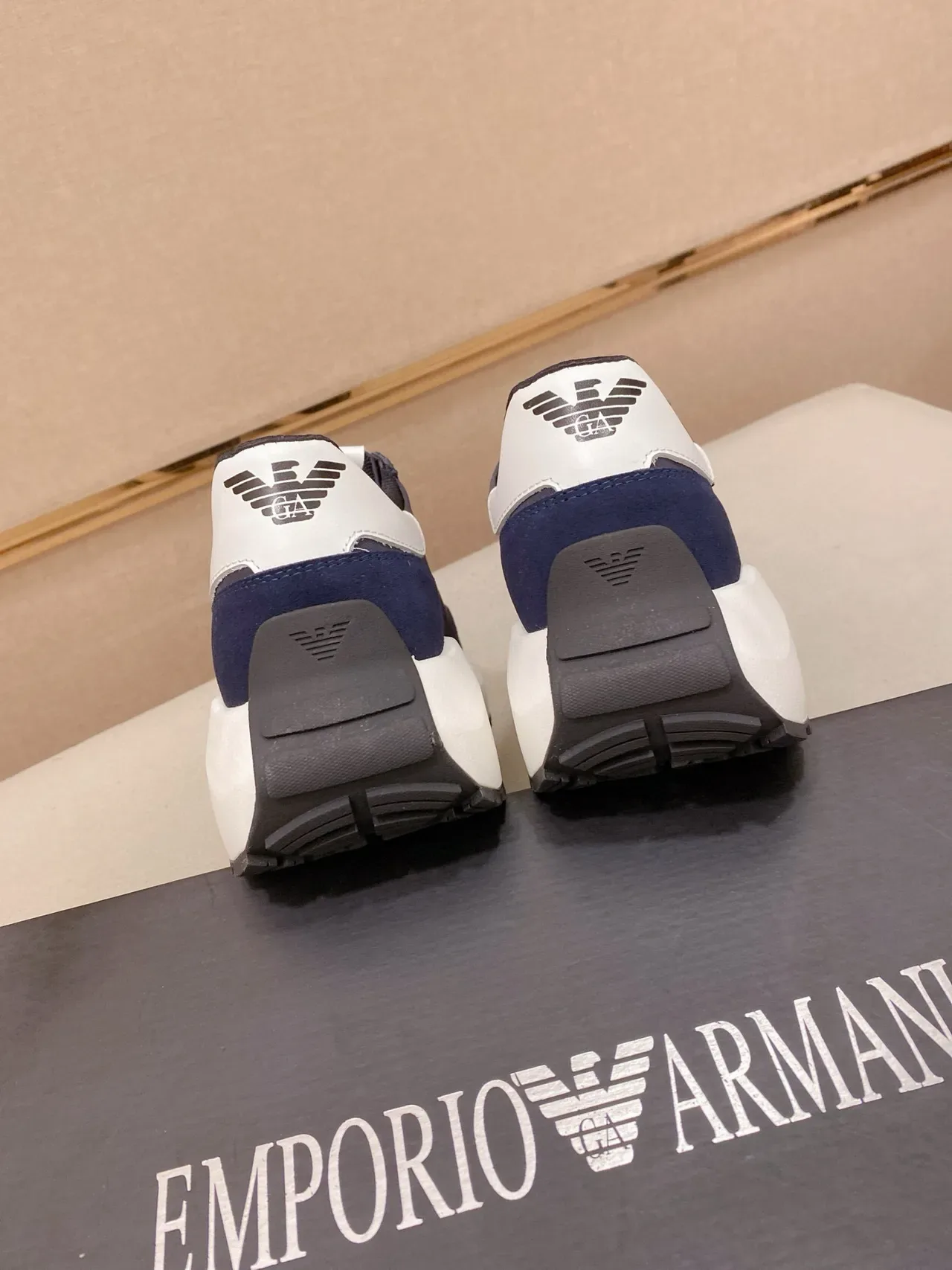 Emporio Armani লাইফস্টাইল স্নিকার নেভি হোয়াইট সুয়েড এবং টেক্সটাইল আপার স্কাল্প্টেড মিডসোল লাইফস্টাইল স্নিকার 8