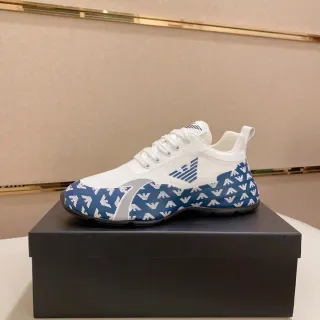 Emporio Armani Zapatillas Lifestyle con estampado Monogram en blanco y azul marino