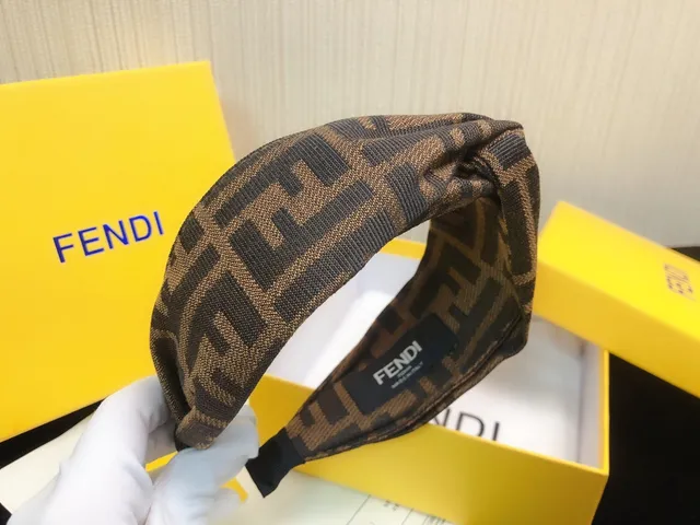 Fendi भूरा बेज मड़ा हुआ गाँठ FF जैक्वार्ड बीननी 2