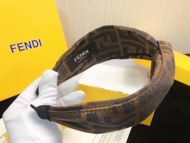 Fendi भूरा बेज मड़ा हुआ गाँठ FF जैक्वार्ड बीननी 3