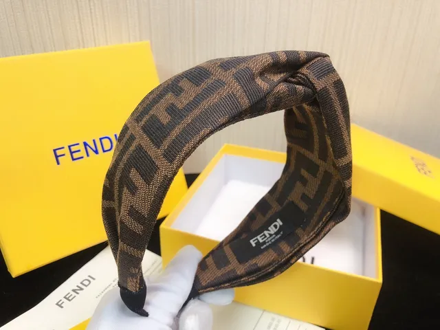 Fendi भूरा बेज मड़ा हुआ गाँठ FF जैक्वार्ड बीननी 4