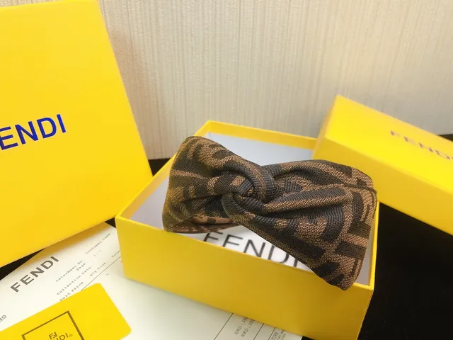 Fendi भूरा बेज मड़ा हुआ गाँठ FF जैक्वार्ड बीननी 5