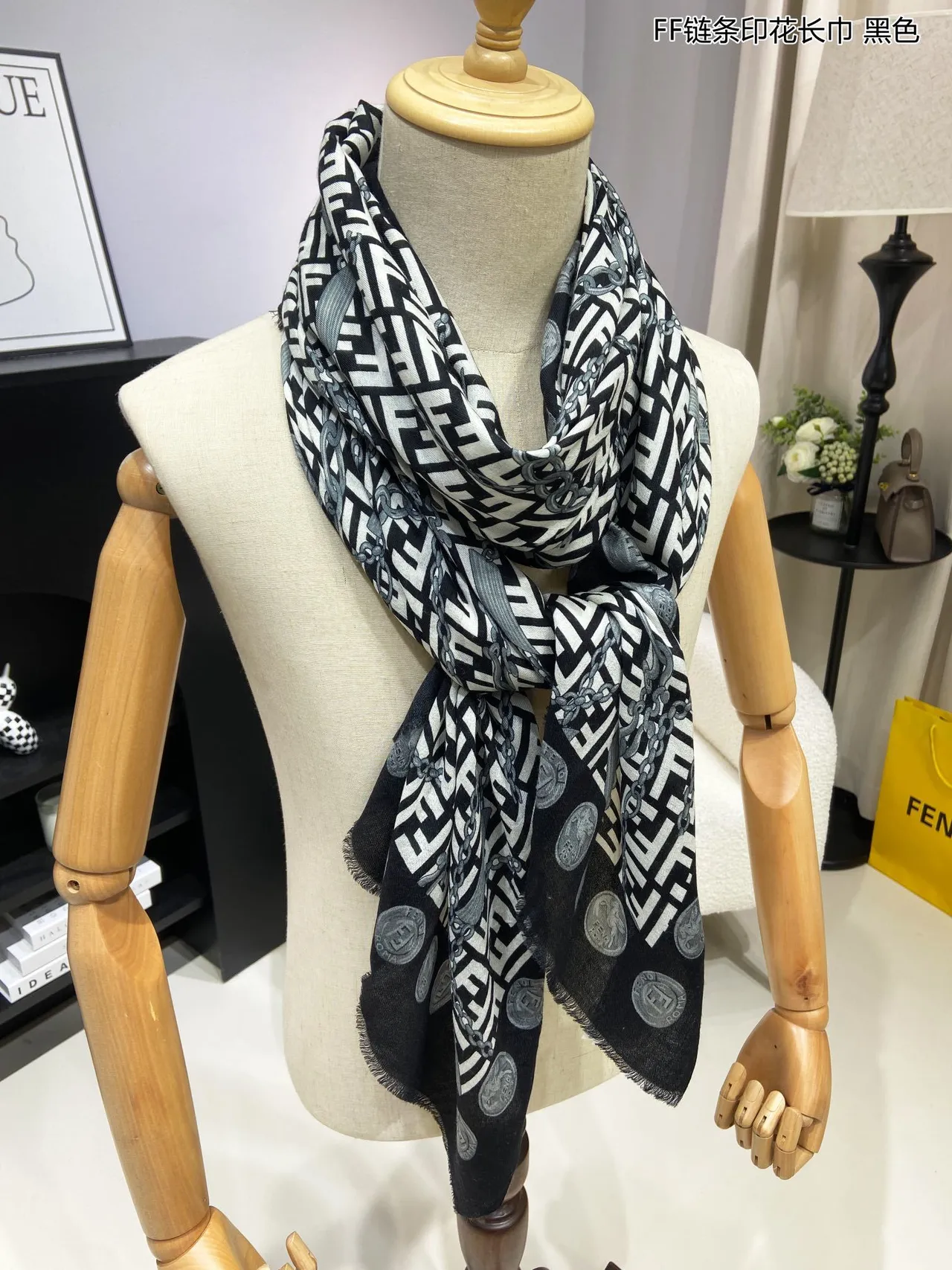 Fendi FF Chain Print Écharpe de Soie Noire 6