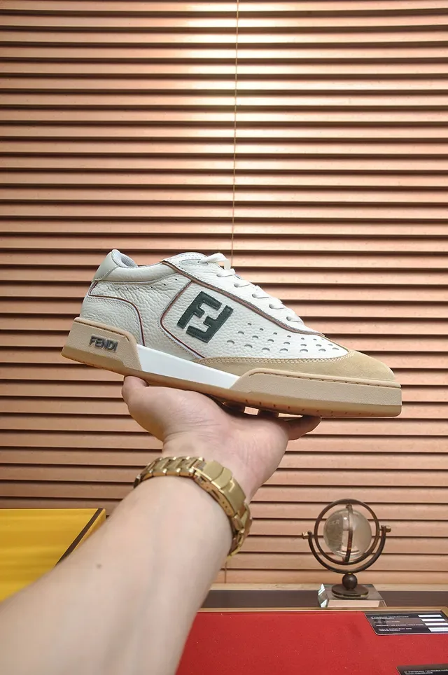 Fendi FF Logo Zapatillas Lifestyle de Cuero Perforado 2