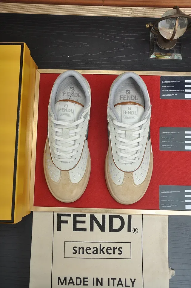 Fendi FF Logo Zapatillas Lifestyle de Cuero Perforado 3