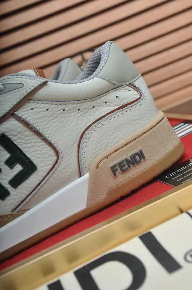 Fendi FF Logo Zapatillas Lifestyle de Cuero Perforado 9