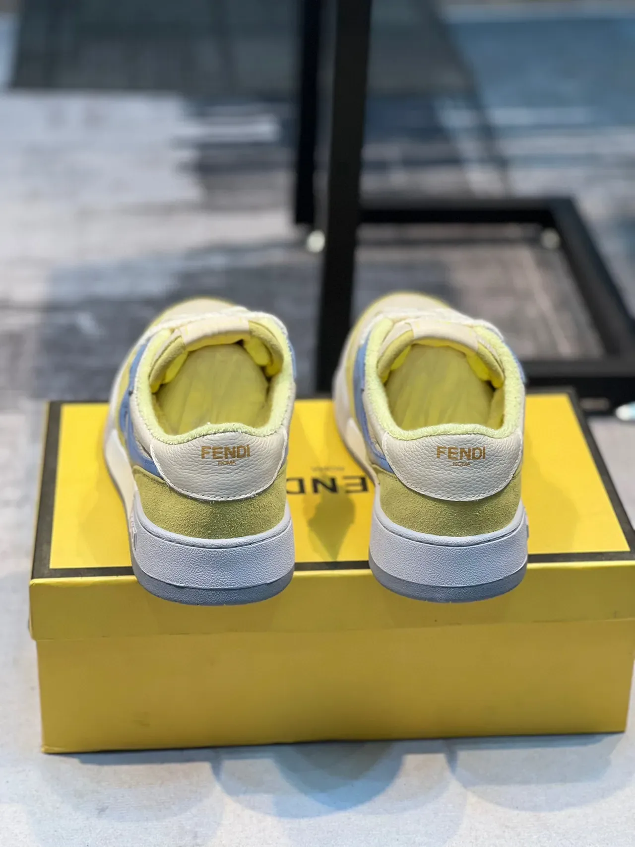 Fendi FF হলুদ নীল লো-টপ লেস-আপ মাল্টি-প্যানেল সুয়েড এবং চামড়া উপর লাইফস্টাইল স্নিকার্স 2