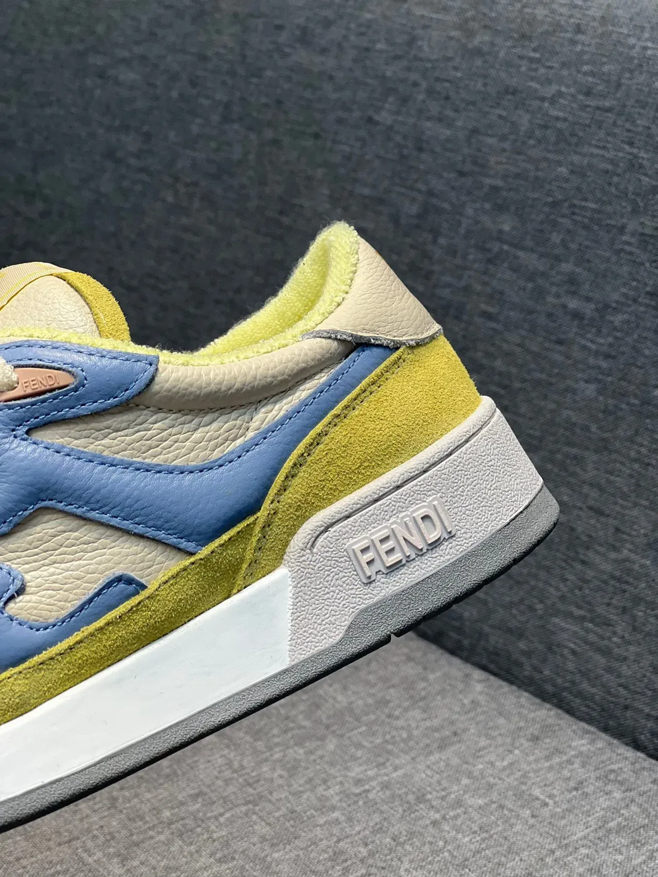 Fendi FF হলুদ নীল লো-টপ লেস-আপ মাল্টি-প্যানেল সুয়েড এবং চামড়া উপর লাইফস্টাইল স্নিকার্স 8