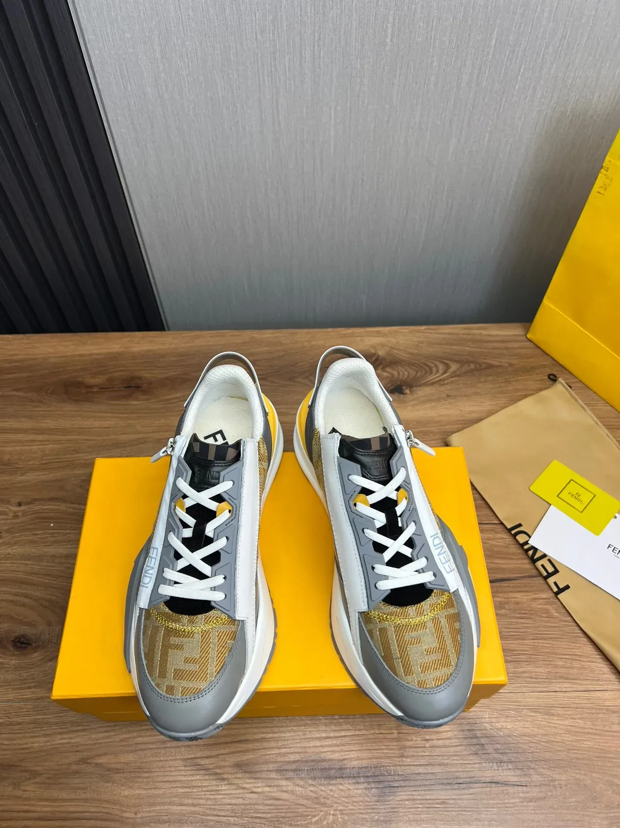Fendi حذاء رياضي سميك ذهبي رمادي سحاب غير متماثل نسيج جاكارد FF 2