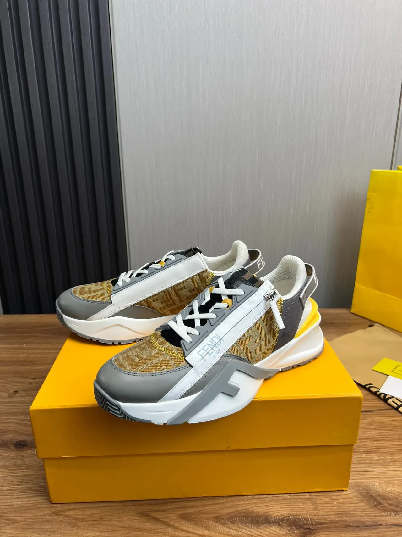 Fendi حذاء رياضي سميك ذهبي رمادي سحاب غير متماثل نسيج جاكارد FF 3