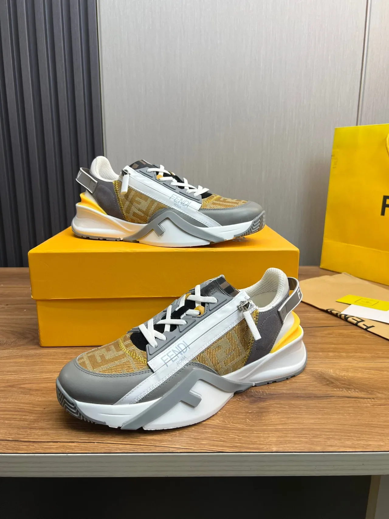 Fendi حذاء رياضي سميك ذهبي رمادي سحاب غير متماثل نسيج جاكارد FF 4